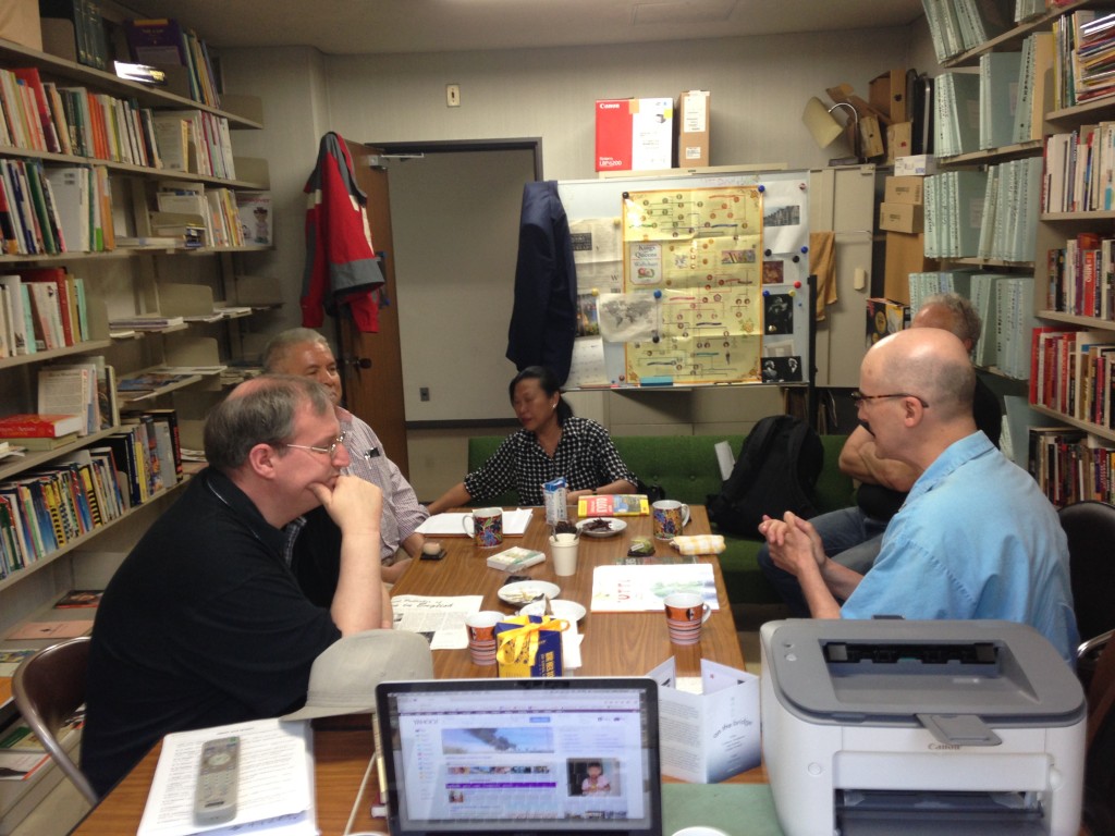 David Duff (right) pitches his idea about Japanese cats to Eric Oey of Tuttle at a special WiK meeting