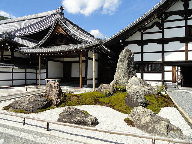 Rock garden at Tenryu-ji, Kyoto.
Photo CC0 by Daderot on wikimedia commons. 